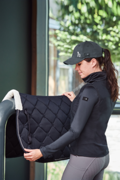 Horze Ghent All Purpose Saddle Pad With Faux Fur 23 Horze Ghent All Purpose Saddle Pad With Faux Fur -Weatherbeeta Store 17406 VDB 4