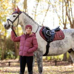 LeMieux Loire Satin Close Contact Saddle Pad Orchid 8 LeMieux Loire Satin Close Contact Saddle Pad Orchid -Weatherbeeta Store it03270 lifestyle loireclassicclosecontactsquare orchid 2